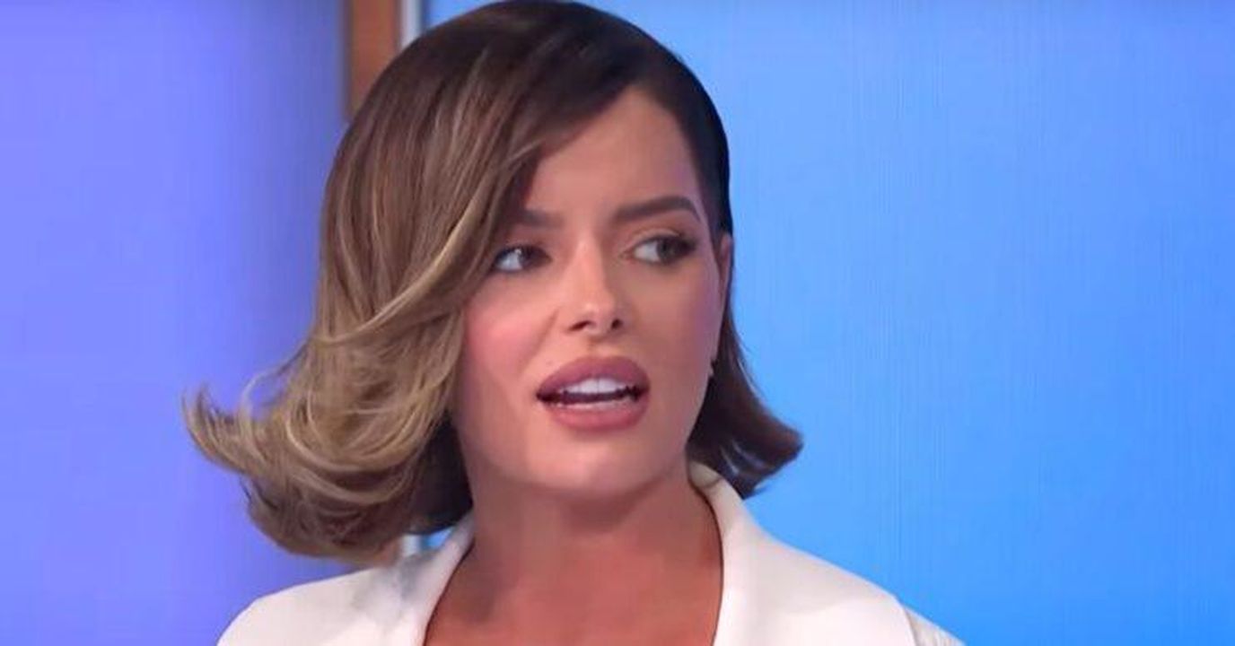 Celebs_Go_Dating__determinato_a_ingaggiare_Maura_Higgins_QmM8GRjCgX - Confidenze24 Celebs Go Dating è determinato a ingaggiare Maura Higgins Maura Higgins guarda di lato