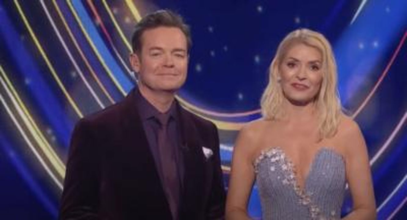 Cercando_di_cambiare_la_storia_H7kWoj4qDj - Confidenze24 Source: ITV - - Stephen Mulhern e Holly Willoughby su Dancing On Ice