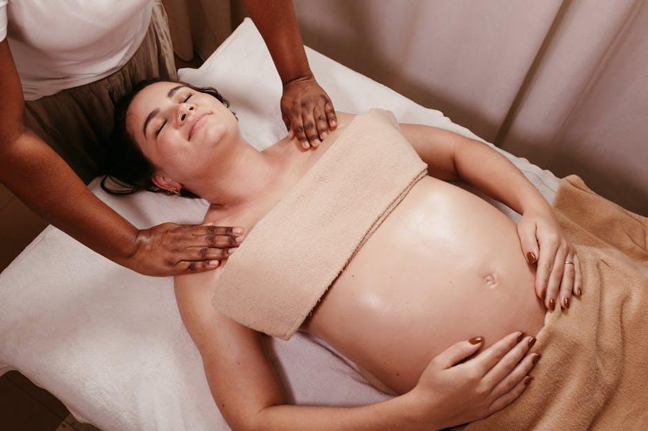 Champagne_e_buoni_regalo_Cng5tzXSHo - Confidenze24 Source: Jonathan Borba - pexels - Pregnant woman enjoying a soothing prenatal massage in a spa. Relaxation and pampering at its best.
