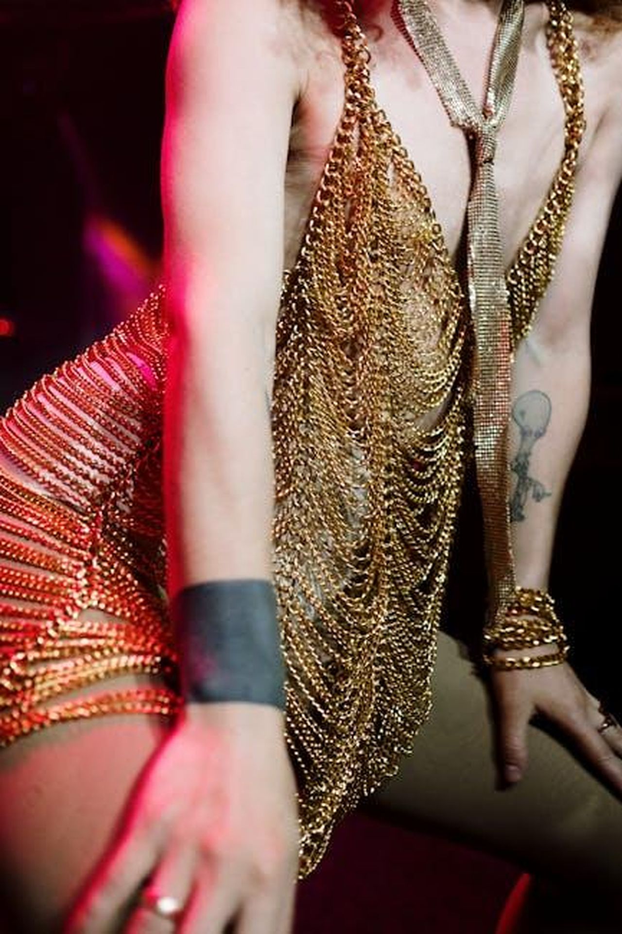Chantaaaals_drag_act_a_tema_Titanic__78_lamentele_Ofcom_xOoELCHlGI - Confidenze24 Source: cottonbro studio - pexels - A dynamic drag performance showcasing bold fashion with gold chains and accessories.