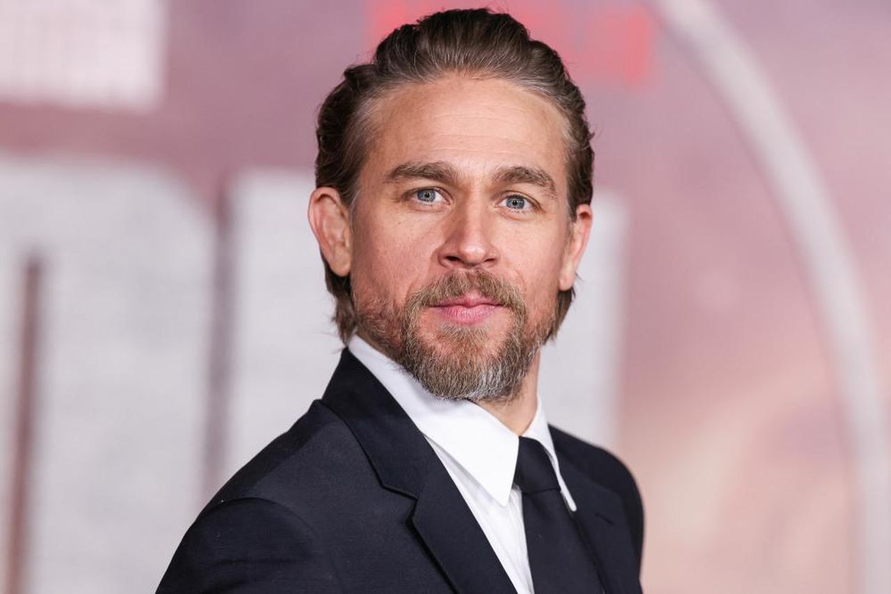 Charlie_Hunnam_adotta_due_gattini_da_un_rifugio_in_Illinois_fX78VlAlLv - Confidenze24 Charlie Hunnam adotta due gattini da un rifugio in Illinois Charlie Hunnam con i suoi gattini adottati