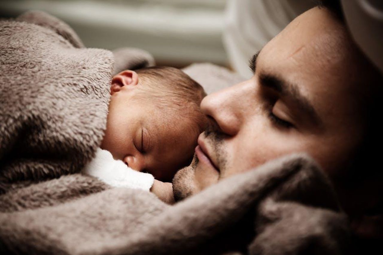 Charlotte__ancora_convinta_che_Conor_sia_il_padre_dXX3grt5O3 - Confidenze24 Source: Pixabay - pexels - A touching close-up of a father and his baby peacefully napping together.
