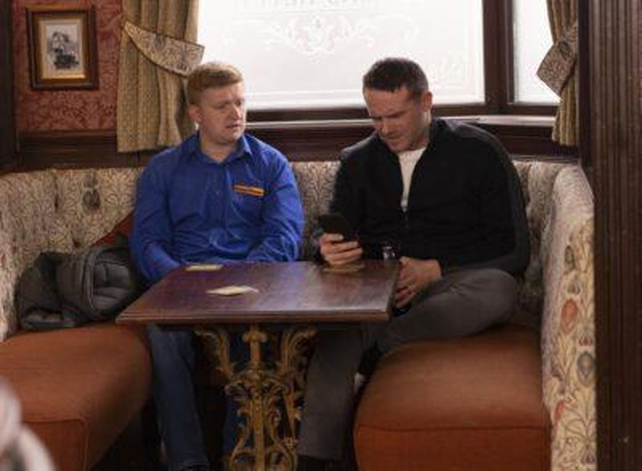 Chesney_fatica_a_liberarsi_di_Mick_p7gmz6JWcY - Confidenze24 Chesney fatica a liberarsi di Mick Chesney e Mick di Coronation Street al Rovers