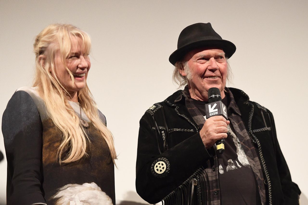 Chi__Daryl_Hannah_sposata_con_Neil_Young_UTmTnq1KY5 - Confidenze24 Source: Getty - - Daryl Hannah e Neil Young