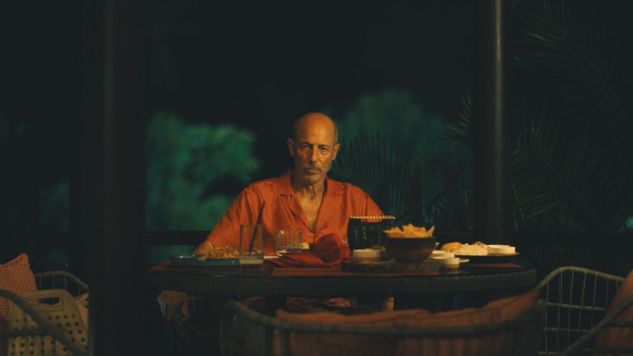 Chi__Greg_in_The_White_Lotus_Wi8J3EbJ30 - Confidenze24 Source: Courtesy of HBO - HBO - Jon Gries in 'The White Lotus.'