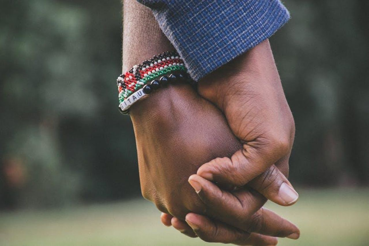 Chi__il_partner_di_Iwan_Carrington_e__sposato_1jCQsCRRxf - Confidenze24 Source: Git Stephen Gitau - pexels - A close-up view of a couple holding hands, symbolizing love and togetherness.