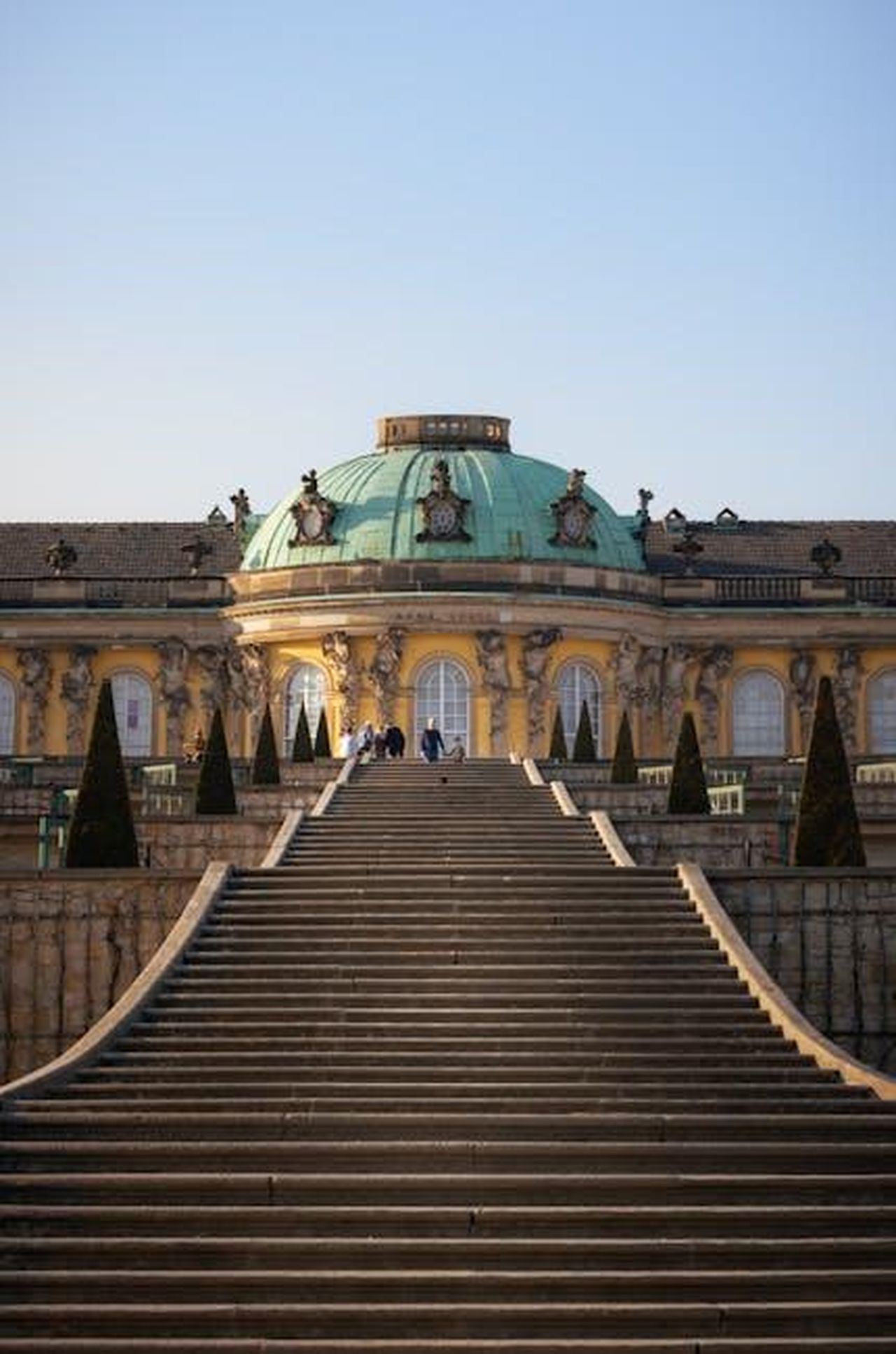 Chi__in_linea_per_il_trono_britannico_dopo_Carlo_PyxWf6WCf6 - Confidenze24 Source: Niklas Jeromin - pexels - Elegant facade of Sanssouci Palace captured under clear skies in Potsdam, Germany.