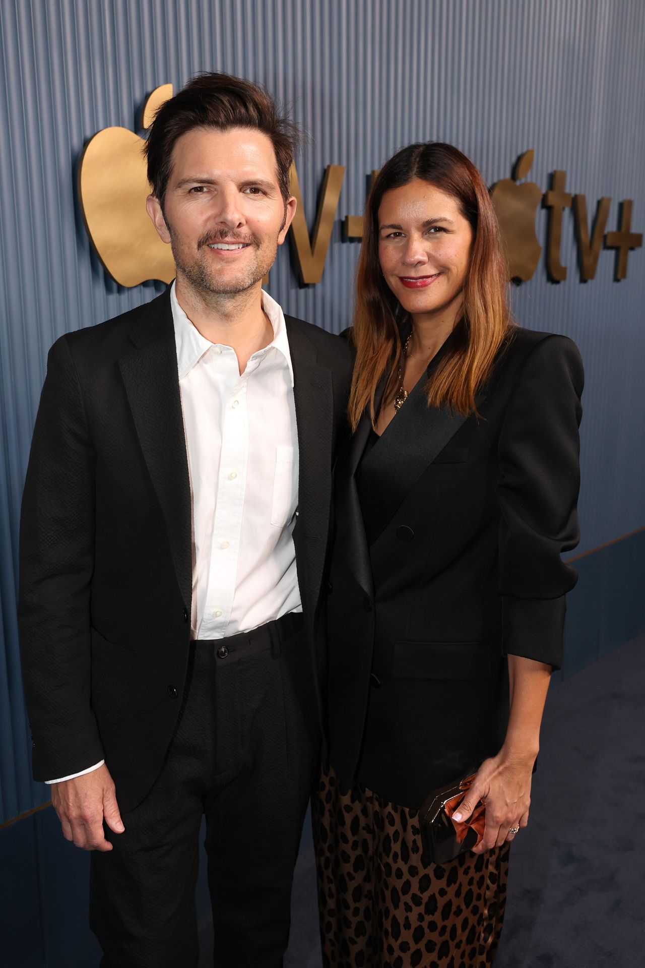 Chi__la_moglie_di_Adam_Scott_Naomi_Scott_skvTp6H8w2 - Confidenze24 Source: Eric Charbonneau/Apple TV+ - Closer Weekly - Chi è la moglie di Adam Scott? Incontra la moglie della star di Severance, Naomi Scott