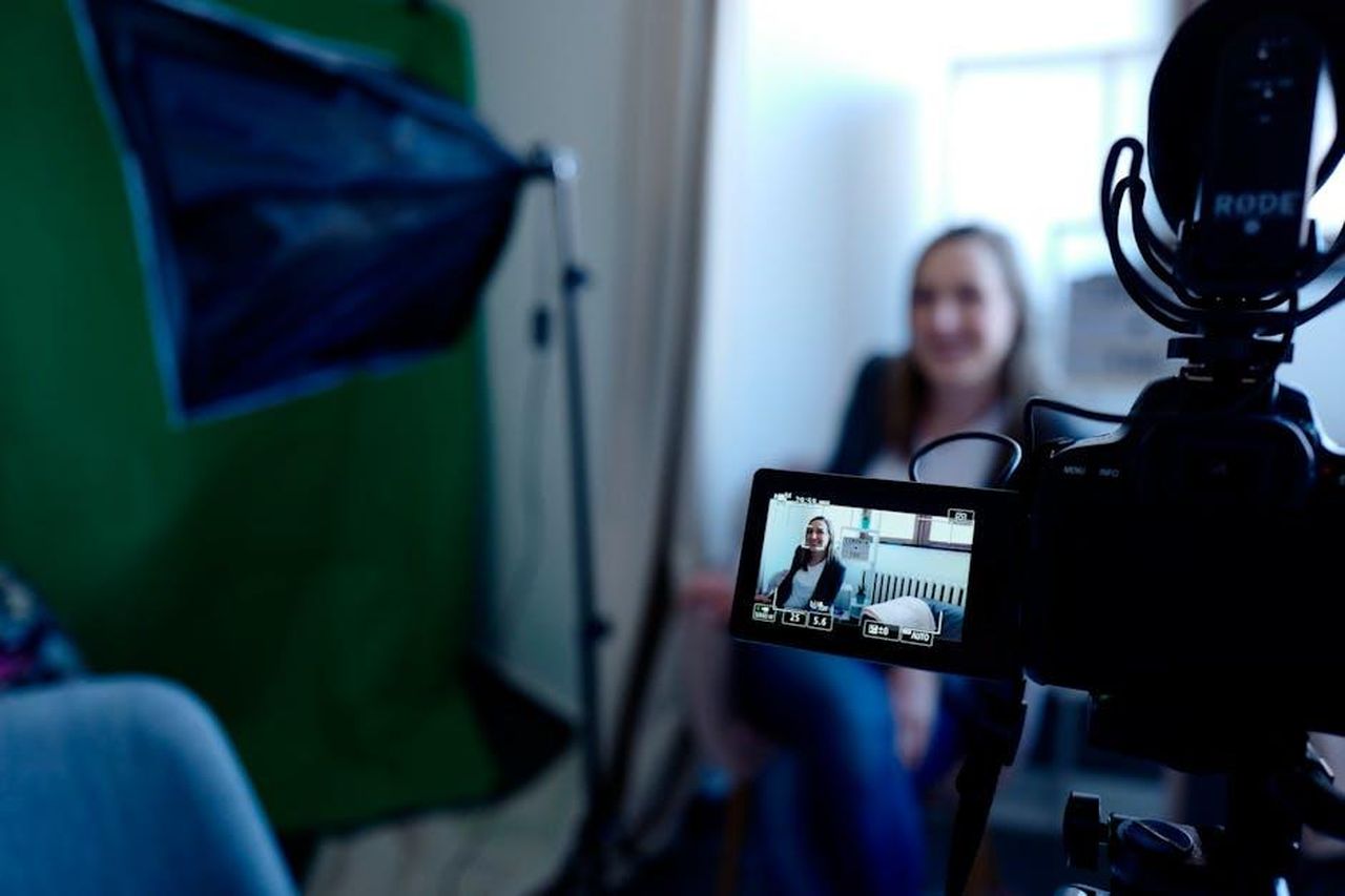 Chi_era_la_partner_di_Richard_Whiteley_tIpBumVgHQ - Confidenze24 Source: CoWomen - pexels - Woman being recorded in a professional studio setup, using video camera and lighting equipment.