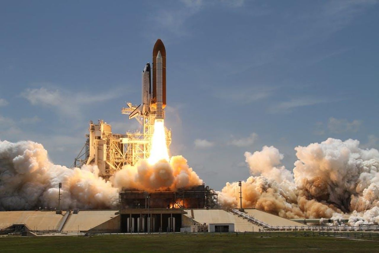 Chi_ha_bisogno_di_un_richiamo_per_il_morbillo_Y9oEHRNEPe - Confidenze24 Source: Pixabay - pexels - A NASA space shuttle launches with fiery liftoff, ascending into the sky amid plumes of smoke.