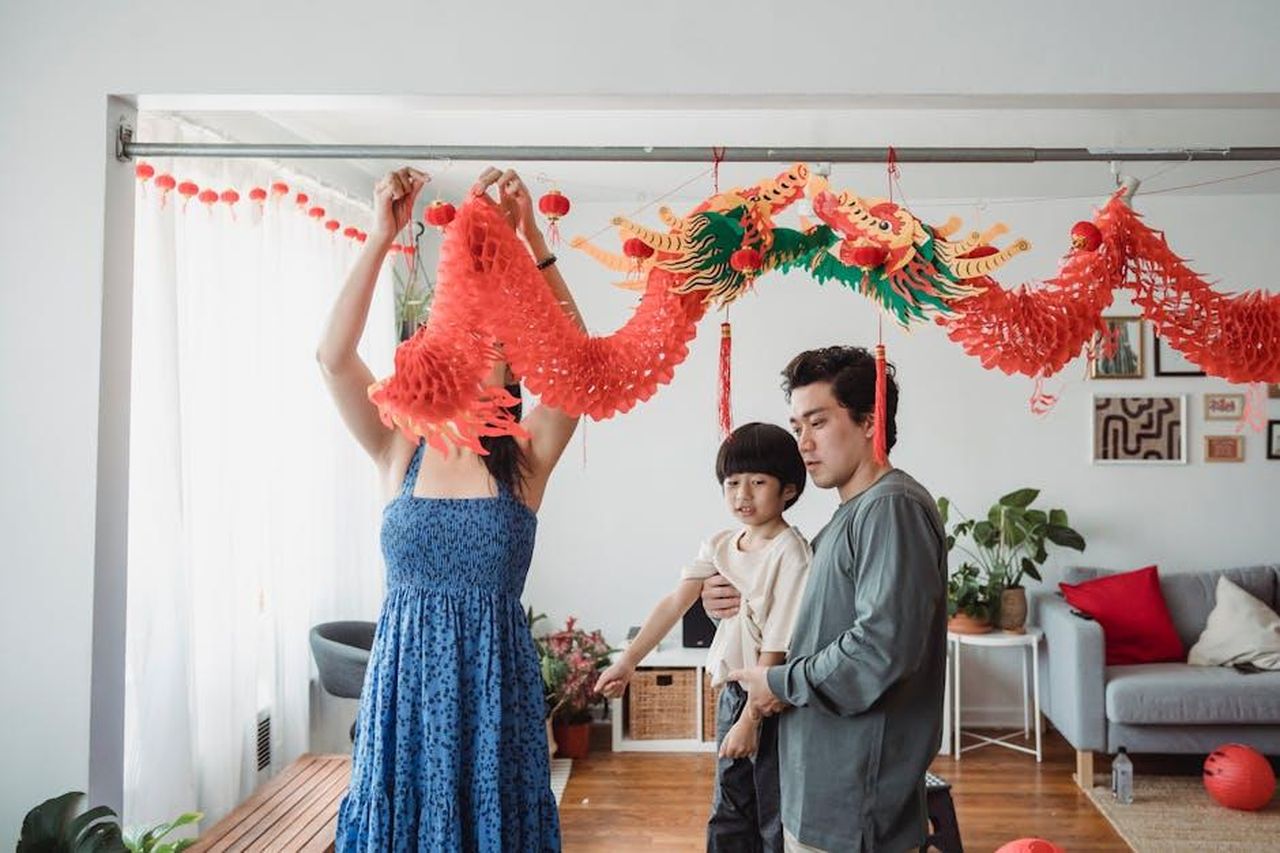 Chi_ha_interpretato_Linda_Reagan_in_Blue_Bloods_b4GFuJmerb - Confidenze24 Source: Kevin Malik - pexels - Family preparing for a festive Asian holiday with dragon ornaments indoors.