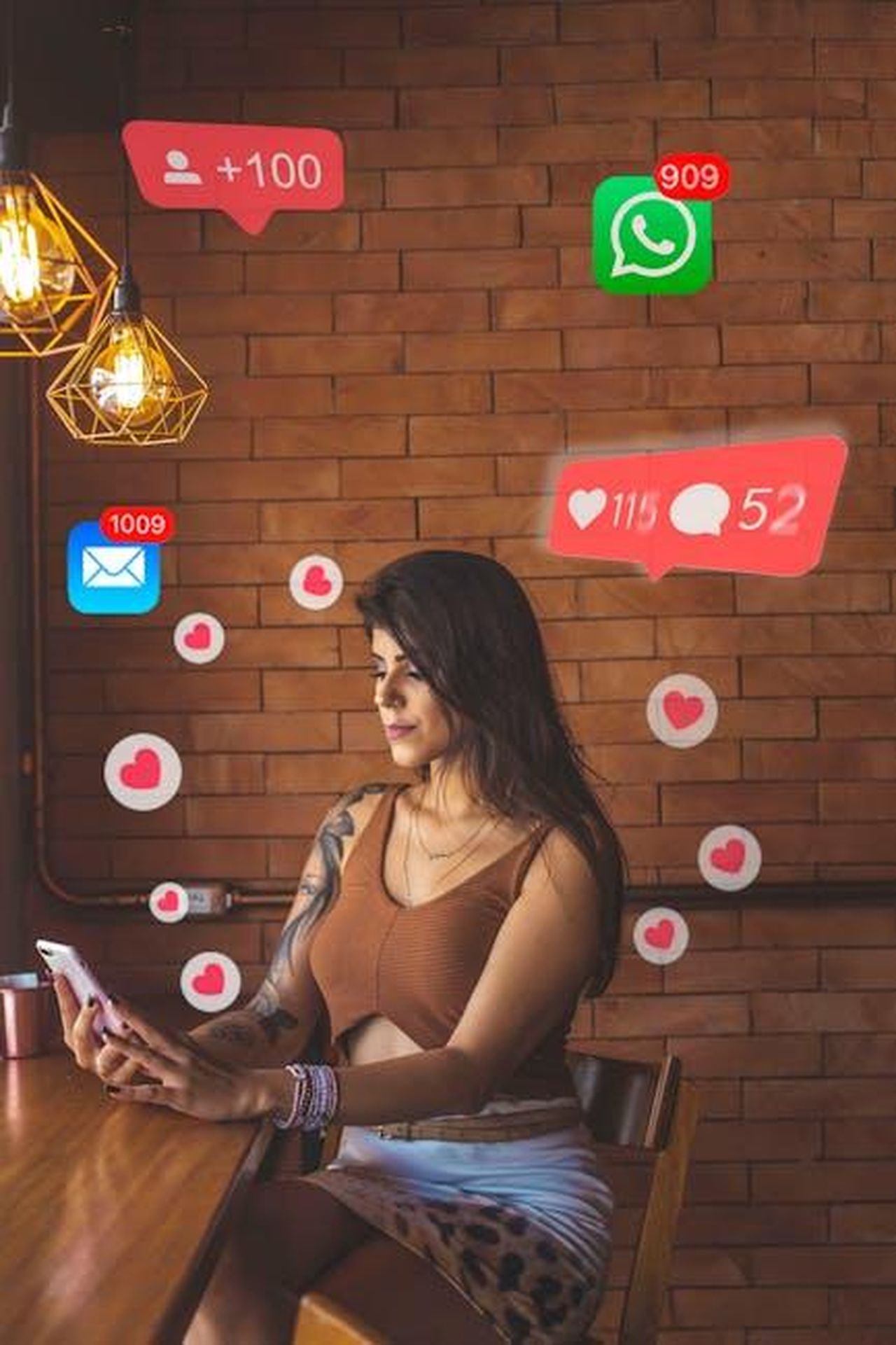 Chris_Hughes_commenta_il_bacio_di_Maura_CVsYlUBo1X - Confidenze24 Source: Dalila Dalprat - pexels - Woman using smartphone in cafe with social media notifications around.