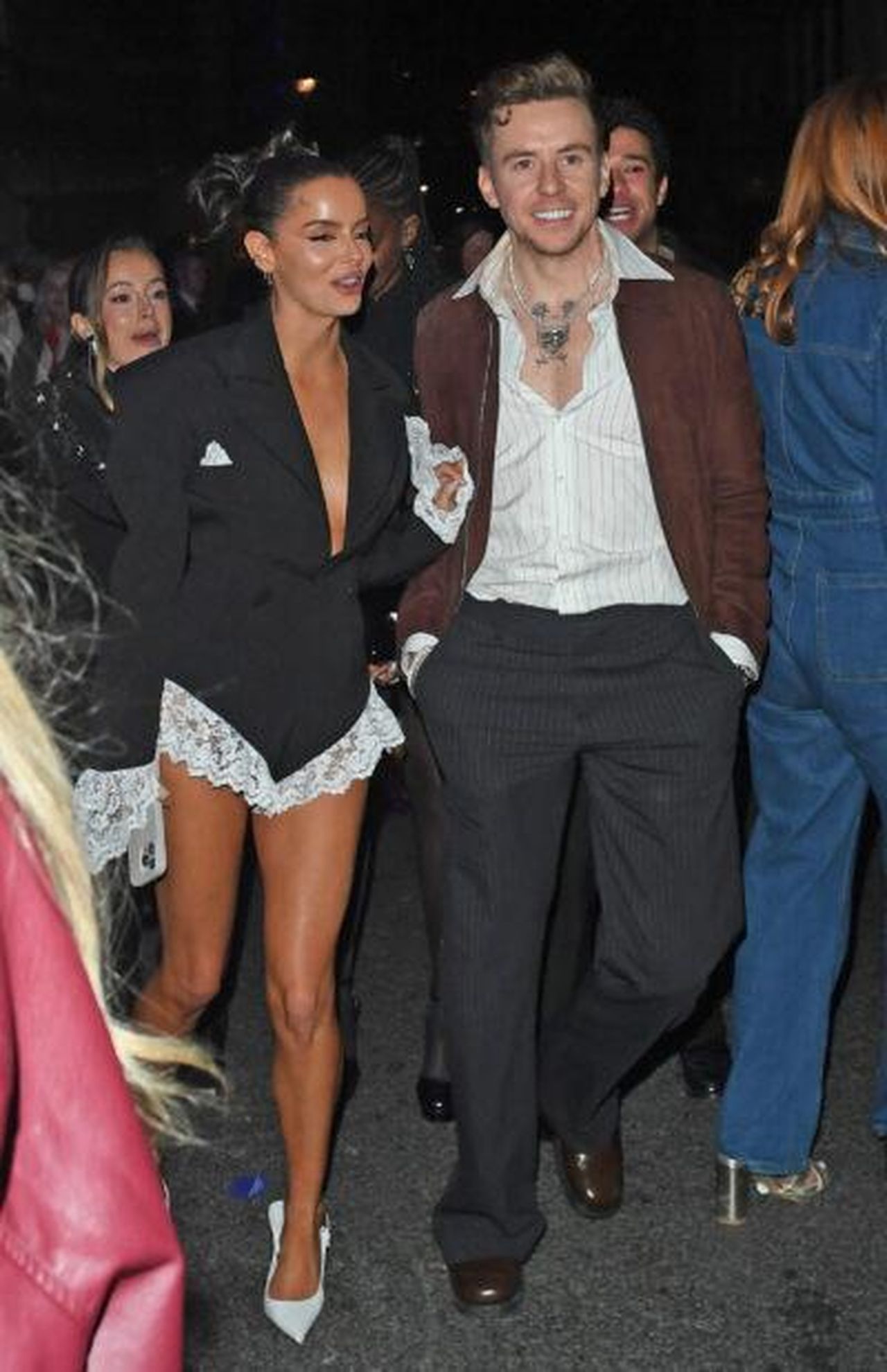 Chris_Hughes_si_unisce_al_coro_dopo_il_bacio_di_Danny_e_Maura_cNDLTNBdgK - Confidenze24 Source: SplashNews.com - - Maura Higgins e Danny Jones sorridenti ai BRITs