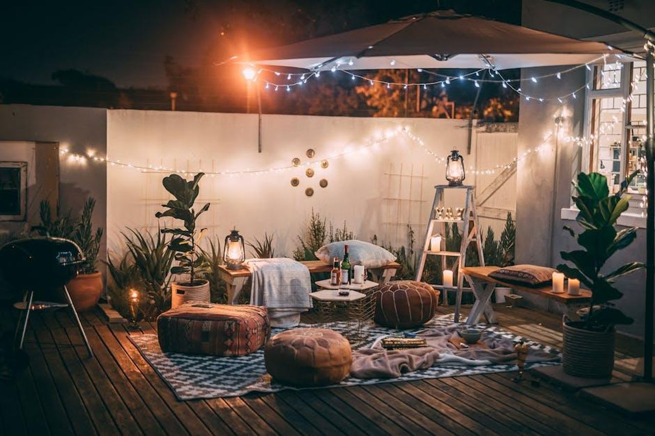 Chris_e_Ellen_amano_le_serate_romantiche_JB44s89C5X - Confidenze24 Source: Taryn Elliott - pexels - Inviting outdoor patio setup at night featuring cozy seating, string lights, and decor for perfect relaxation.