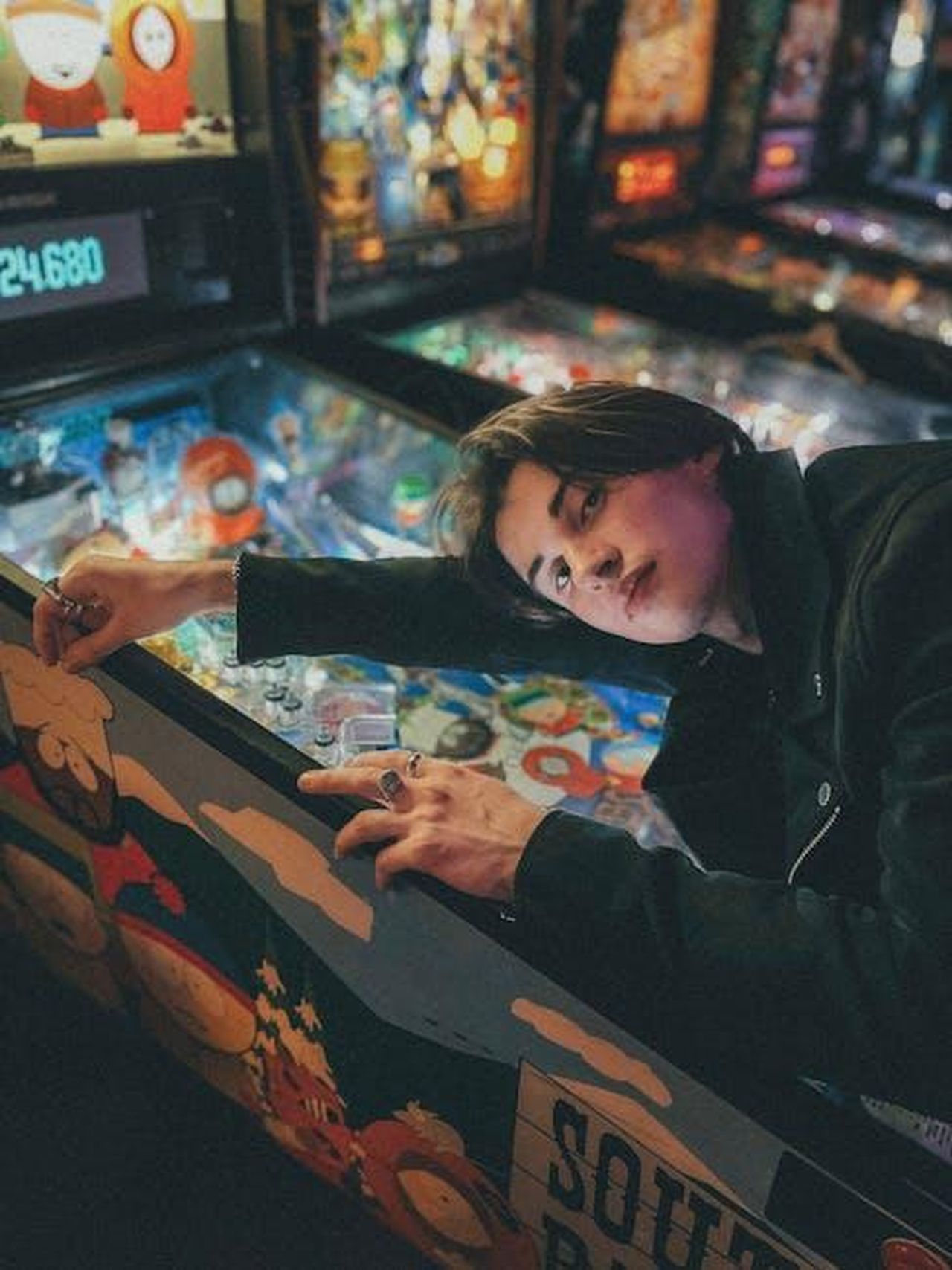 Chris_non__il_pi_grande_fan_di_Greys_Anatomy_EaacZYA5Ia - Confidenze24 Source: Jayson Hinrichsen - pexels - Young man enjoying a retro arcade game in a nostalgic gaming setting.