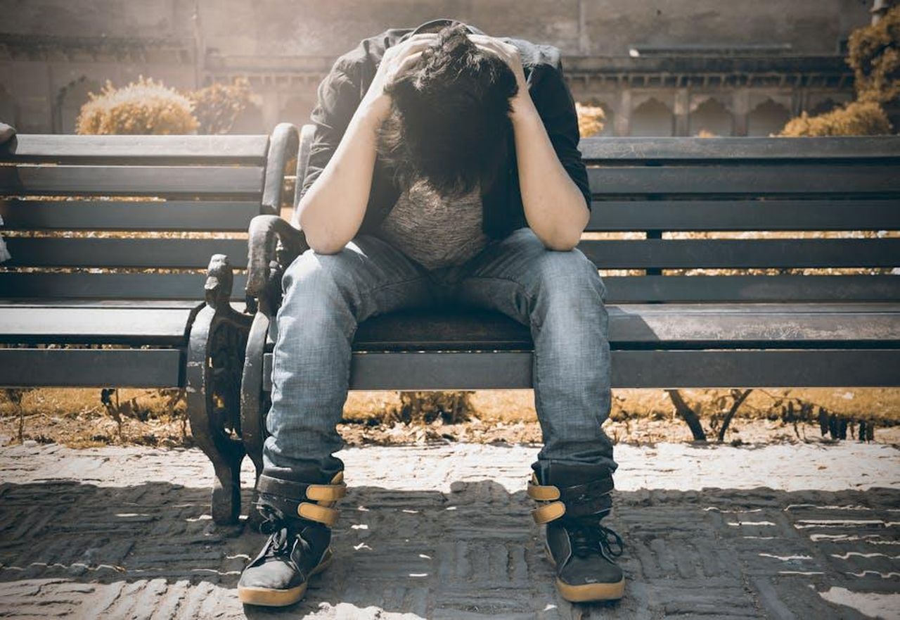 Christine__diventata_infelice_IlWXRYuAvX - Confidenze24 Source: Inzmam Khan - pexels - Man sitting alone on a bench in Agra, displaying signs of stress and loneliness.