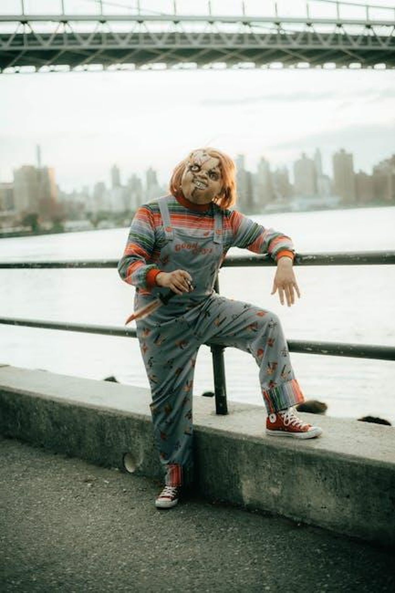 Ci_sar_un_sequel_di_Adolescence_TeVB6CHU4a - Confidenze24 Source: Lee chinyama - pexels - Cosplayer dressed as a horror movie character by a river in New York City.