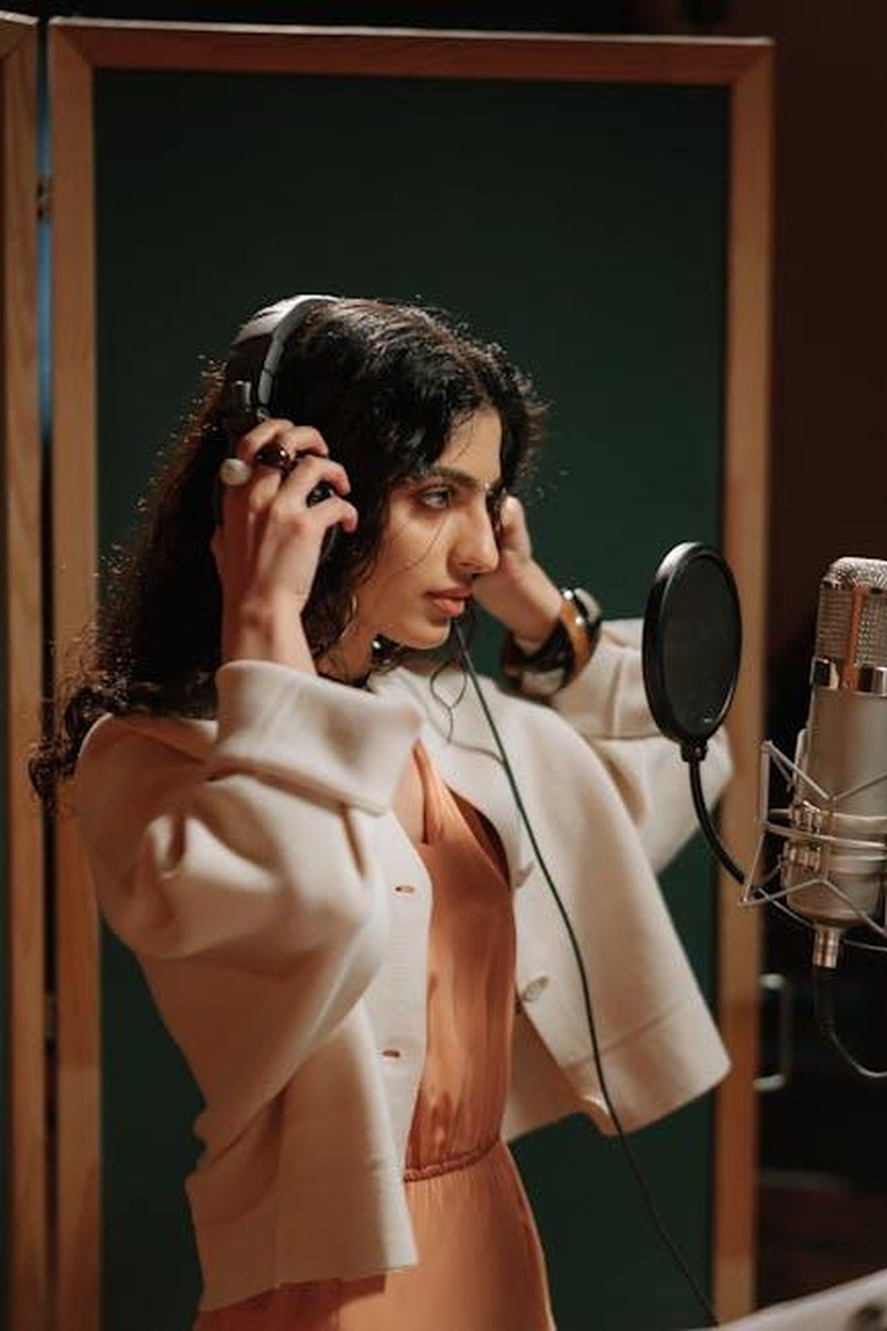 Ciara_parla_del_quinto_bambino_e_della_sua_carriera_musicale_eGLgpoiNrD - Confidenze24 Source: cottonbro studio - pexels - Female vocalist adjusting headphones while recording music in a studio.