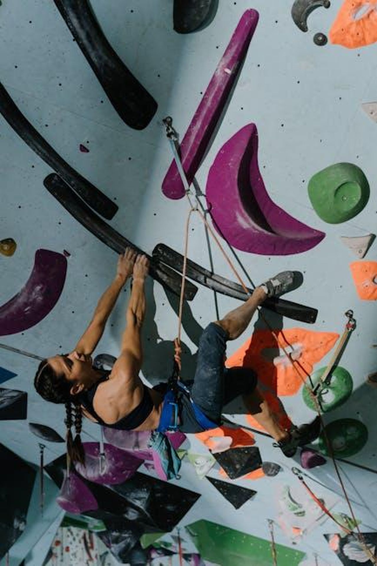 Cliffhanger_della_stagione_1_e_aspettative_per_la_stagione_2_dIPXjgFLbB - Confidenze24 Source: cottonbro studio - pexels - Empowered woman climbing an indoor gym wall, showcasing strength and athleticism.
