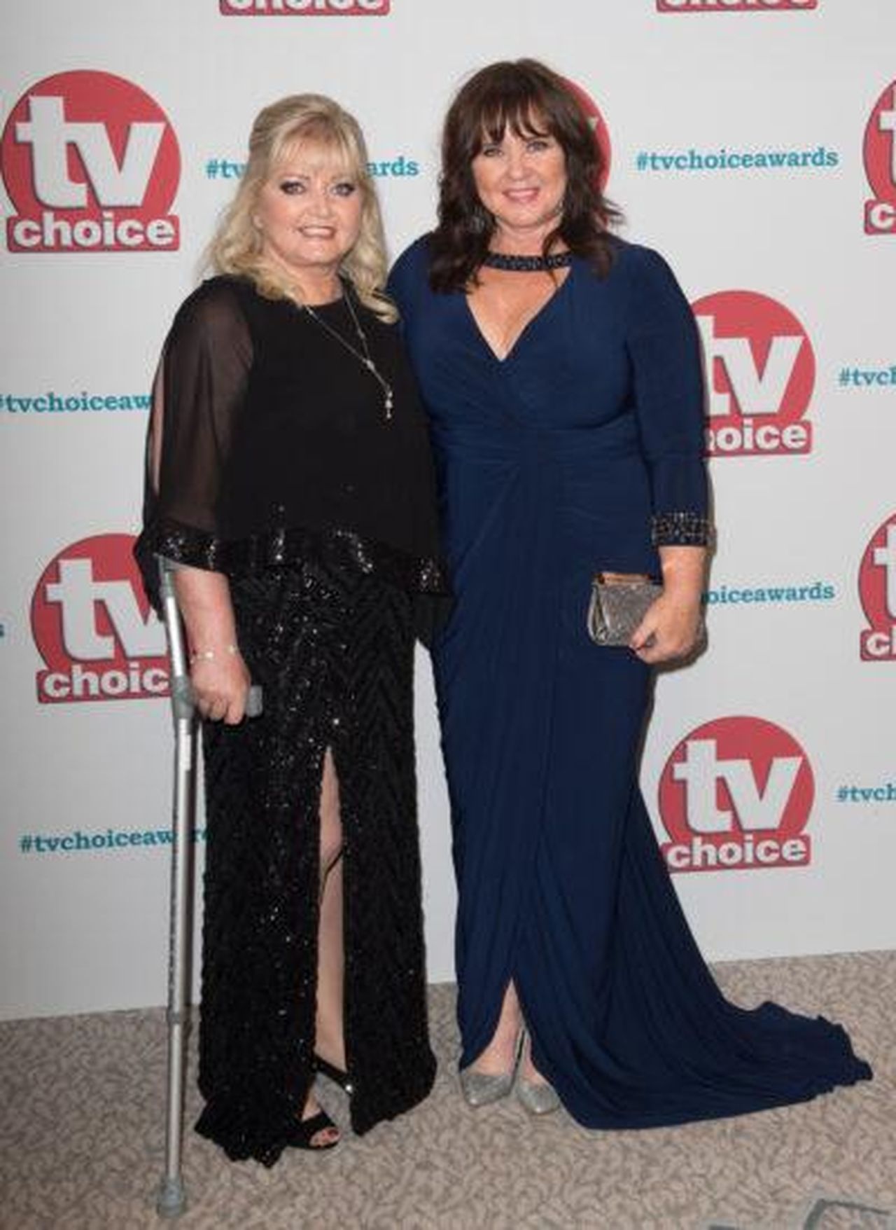 Coleen_Nolan_mette_su_una_faccia_coraggiosa_dopo_la_morte_di_Linda_6NsWdKYker - Confidenze24 Source: SplashNews.com - - Linda e Coleen Nolan sul red carpet