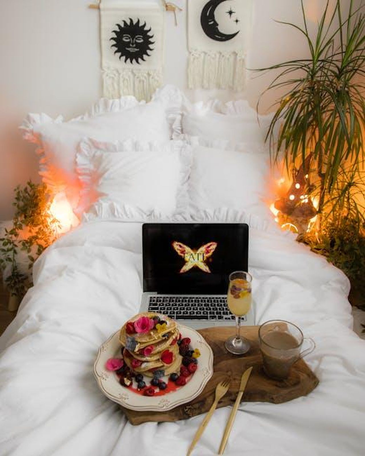 Collegamento_con_Mindy_Kaling_E2NYpT6wXb - Confidenze24 Source: Jovan Vasiljević - pexels - Relaxing breakfast in bed with pancakes and laptop in a cozy bedroom setting.