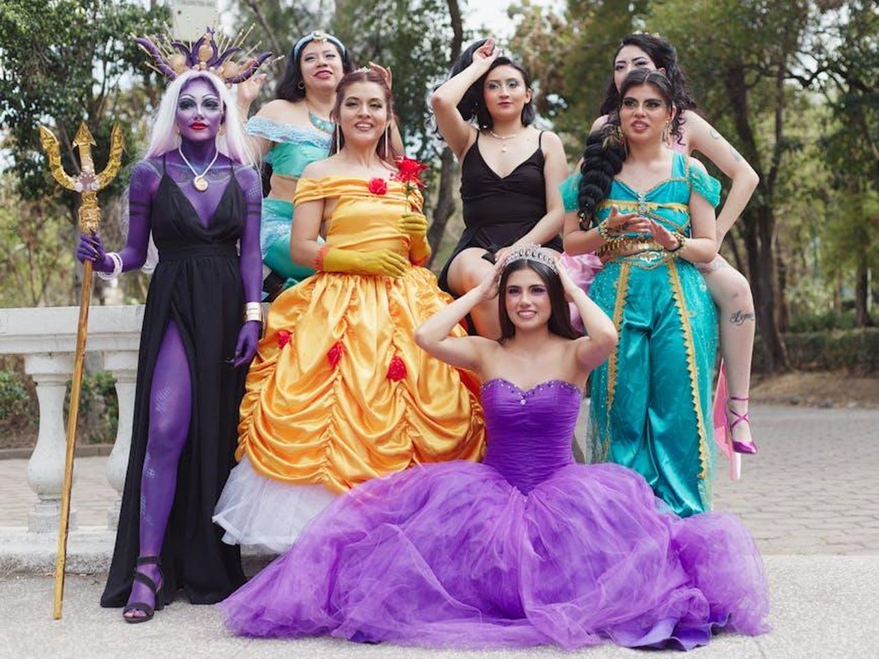 Collezione_di_lipgloss_Disney_le_principesse_protagoniste_m9VCBagimV - Confidenze24 Source: Evoking Ephemerality - pexels - A group of women in Disney character costumes posing outdoors, embodying iconic princesses.