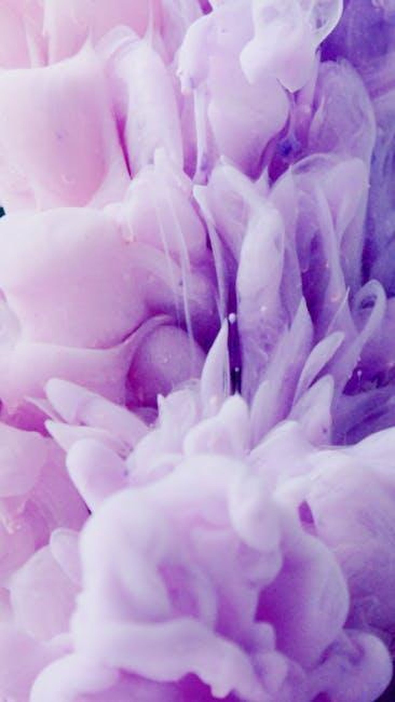 Colori_disponibili_e_applicazione_0zfnq0oHmd - Confidenze24 Source: MART PRODUCTION - pexels - Abstract artistic expression of fluid pastel purple paint forming ethereal splashes and textures.