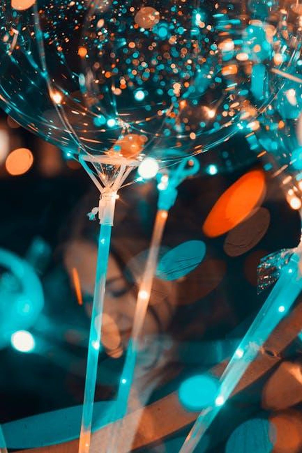 Come_Partecipare_a_Squishmallows_Day_eudlB99rBK - Confidenze24 Source: Artem Saranin - pexels - Colorful bokeh effect with balloons and party lights creating a festive atmosphere.
