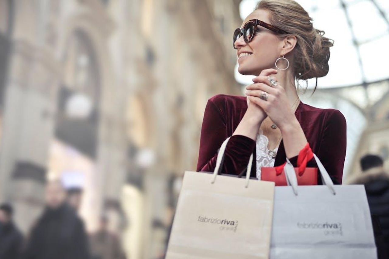 Come_acquistare_la_collezione_kHK6yjoHgP - Confidenze24 Source: Andrea Piacquadio - pexels - Stylish woman with shopping bags in Galleria Vittorio Emanuele II, Milan.