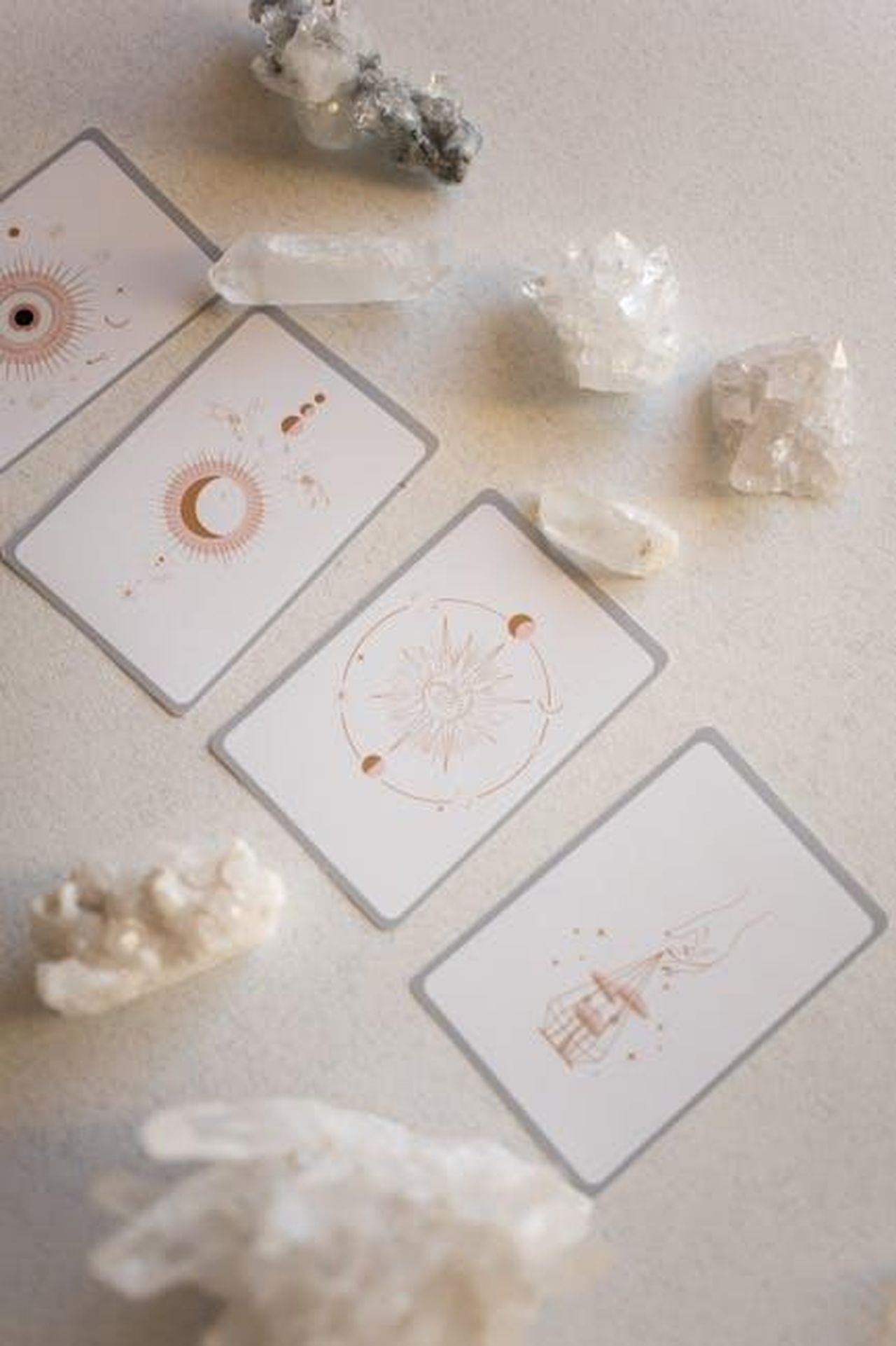 Come_canalizzare_lenergia_rJyF7yWzIT - Confidenze24 Source: KATRIN BOLOVTSOVA - pexels - A top-down view of tarot cards and crystals arranged on a neutral background, evoking a mystical atmosphere.