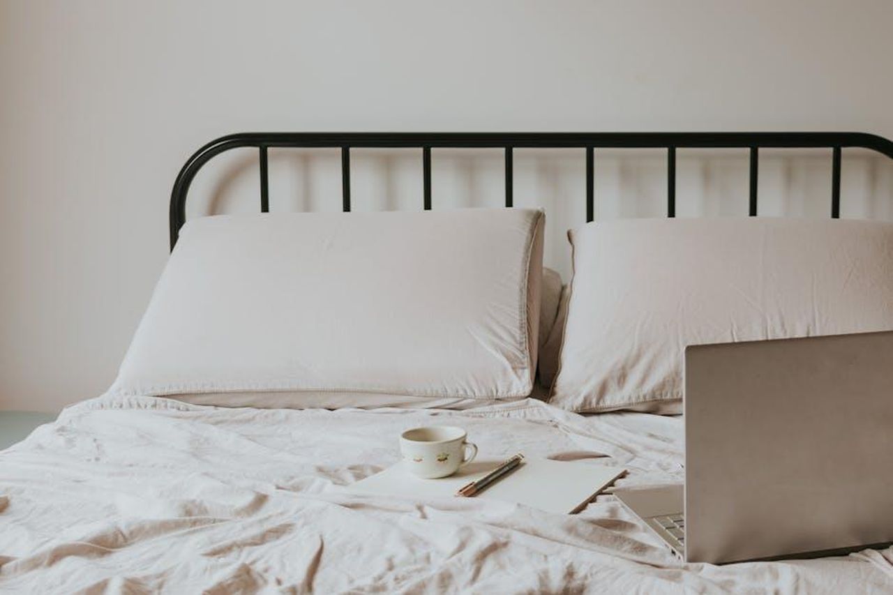 Come_funziona_il_Hatch_Restore_3_QU7x1Ft16B - Confidenze24 Source: Letícia Alvares - pexels - Minimalist home office setup with laptop on bed, coffee cup, and notes for a comfortable work environment.