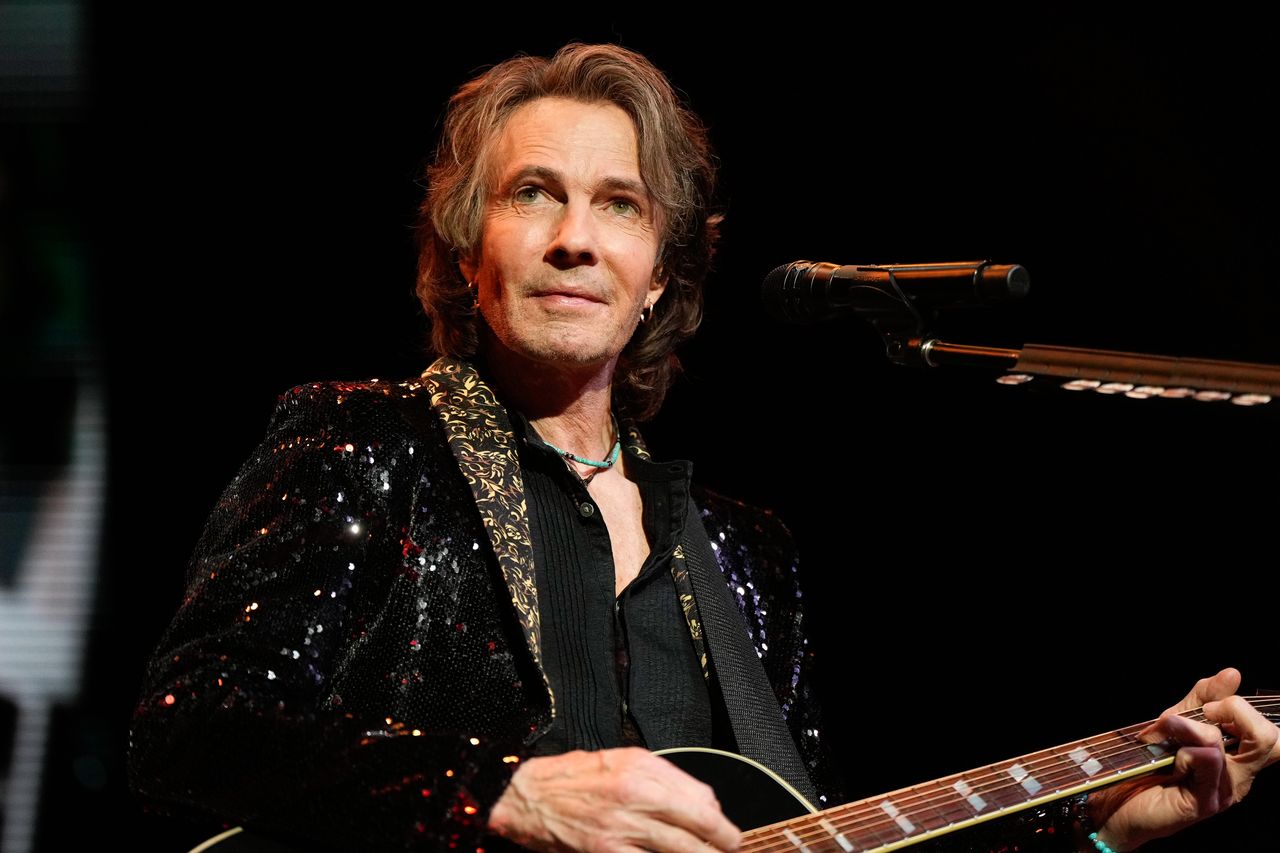 Come_ha_subito_danni_cerebrali_Rick_Springfield_ElwJIFd05J - Confidenze24 Source: Mickey Bernal - Closer Weekly - Aggiornamenti sulla salute di Rick Springfield