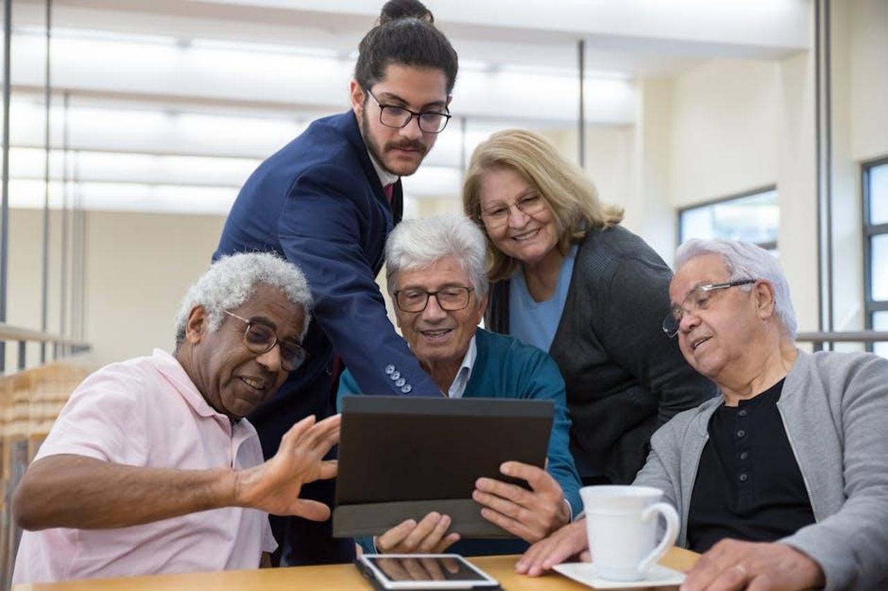 Come_hanno_reagito_i_fan_mZzVqaqcsd - Confidenze24 Source: Kampus Production - pexels - Group of seniors and a young man collaborating using a tablet during a meeting indoors.