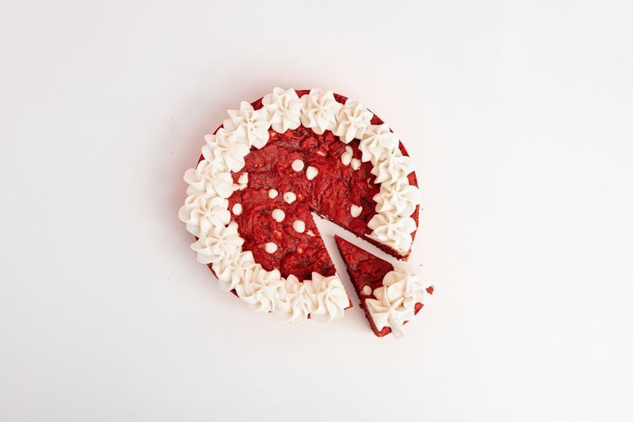 Come_servire_la_torta_di_spugna_nhZOCG62WC - Confidenze24 Source: Marcia Salido - pexels - Appetizing red velvet cake with cream frosting on white background. A slice is cut out.