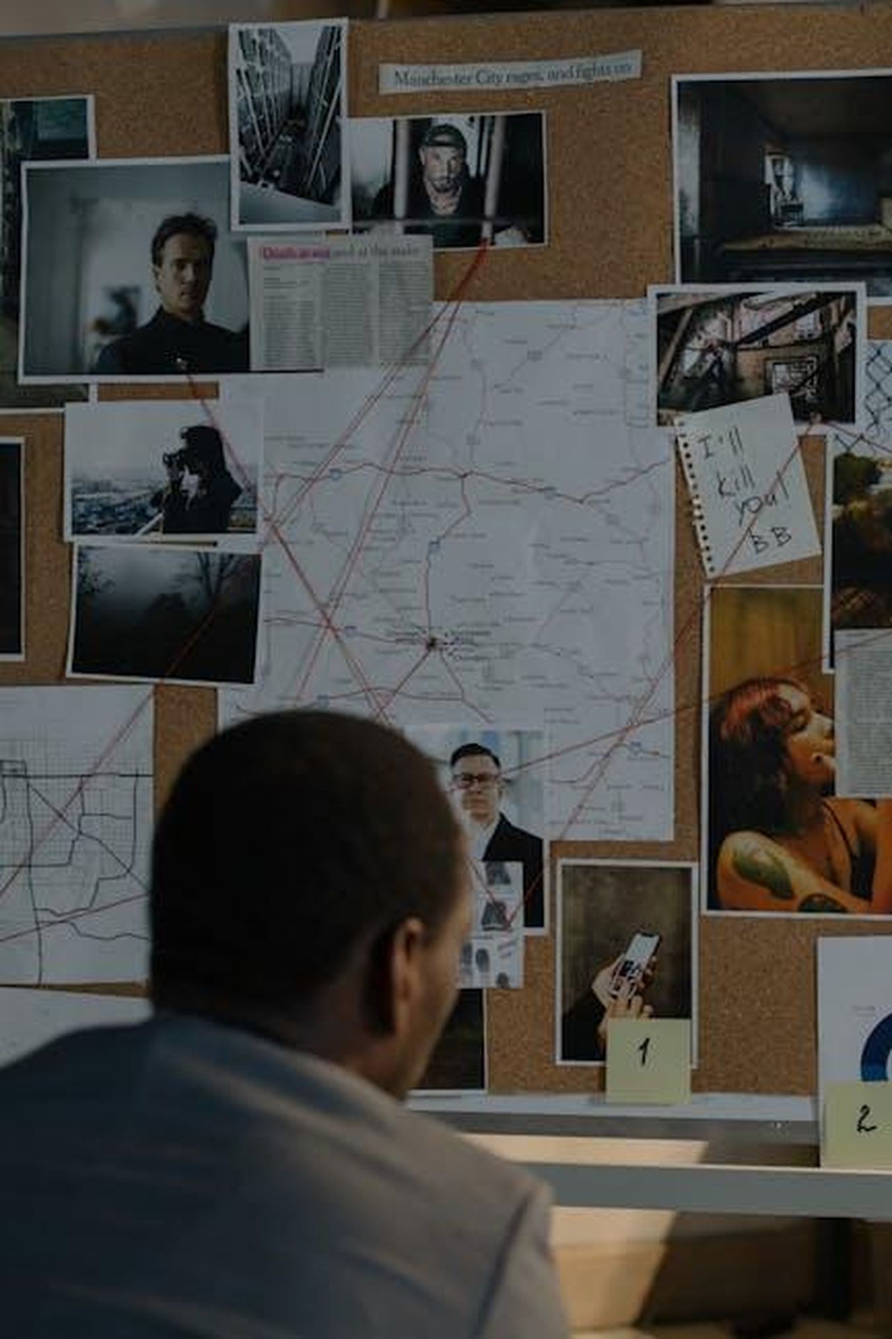 Come_si__conclusa_la_stagione_1_di_The_Residence_41rxindx5d - Confidenze24 Source: cottonbro studio - pexels - A detective examines a crime investigation board with suspect photos, notes, and maps.