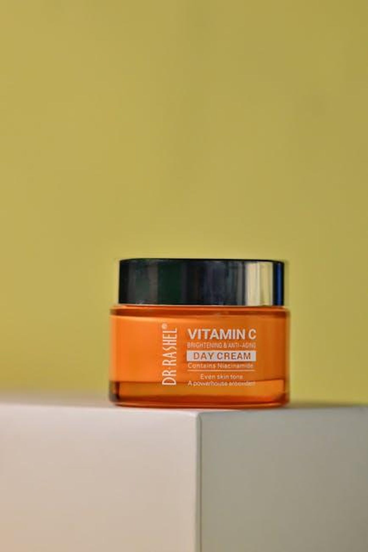 Come_utilizzare_il_Gua_Sha_per_risultati_ottimali_AzZ2Hru9Uw - Confidenze24 Source: HS Studio By Hussnain - pexels - Brightening anti-aging day cream with Vitamin C for even skin tone.