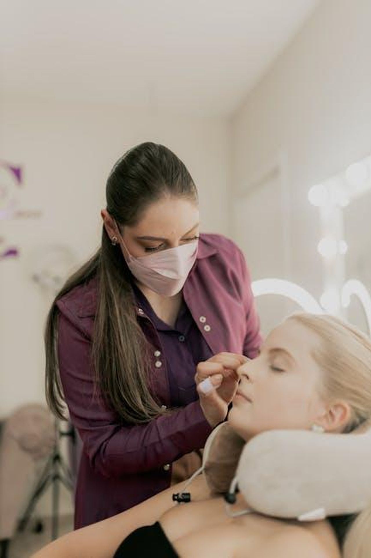 Come_utilizzare_il_trattamento_Keranique_per_risultati_ottimali_STni4zTSgy - Confidenze24 Source: Alexander Mass - pexels - Professional cosmetologist applying makeup to a client in a modern salon.