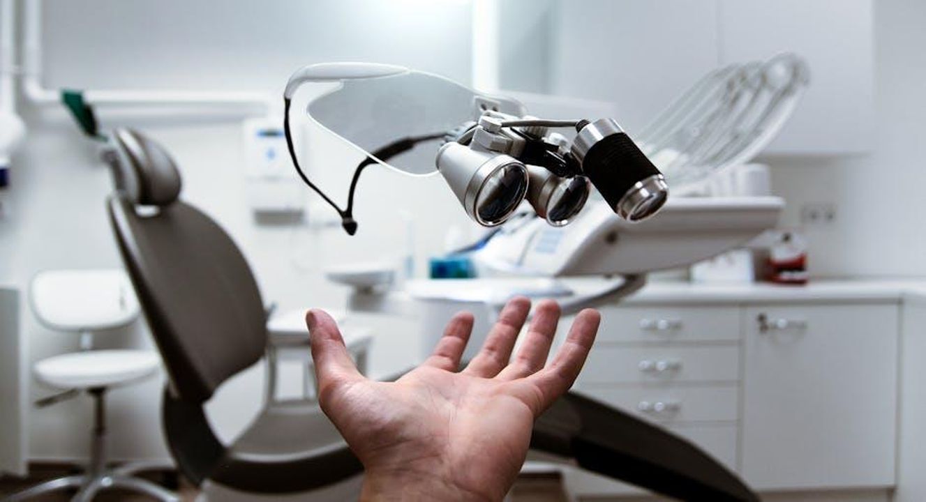 Come_utilizzare_la_crema_per_gli_occhi_YY6irj4Uup - Confidenze24 Source: Daniel Frank - pexels - Floating dental loupes in a modern, clean dentist office setting.