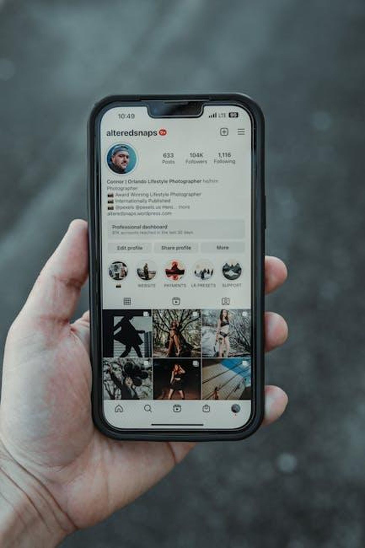 Commenti_affettuosi_dei_follower_su_Instagram_Ep3ywD9uZV - Confidenze24 Source: Connor McManus - pexels - Hand holding smartphone displaying Instagram profile in vertical shot.