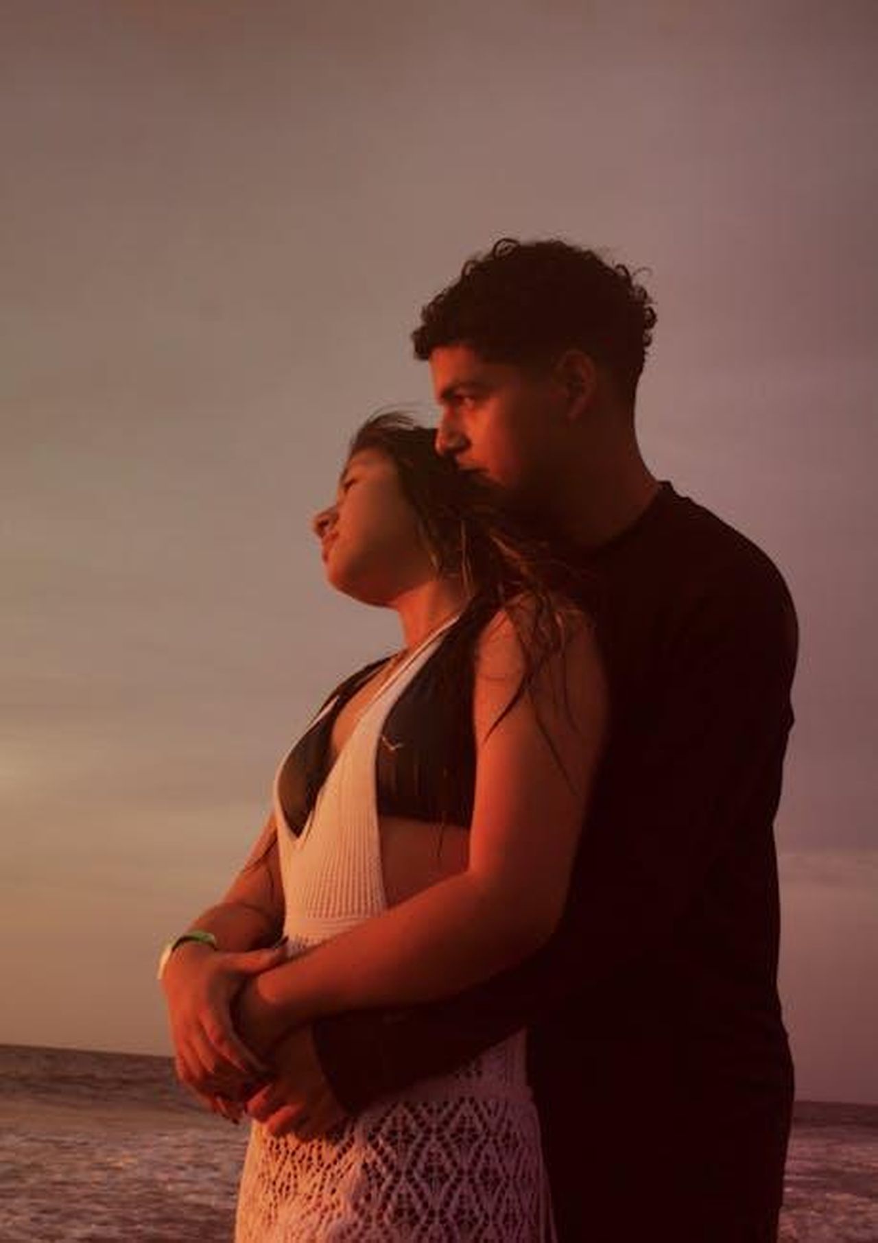 Commenti_dei_Fan_e_Momenti_Speciali_3rxLcQ7H2g - Confidenze24 Source: Cesar Lalangui Eras - pexels - A couple shares a romantic embrace by the ocean during sunset.