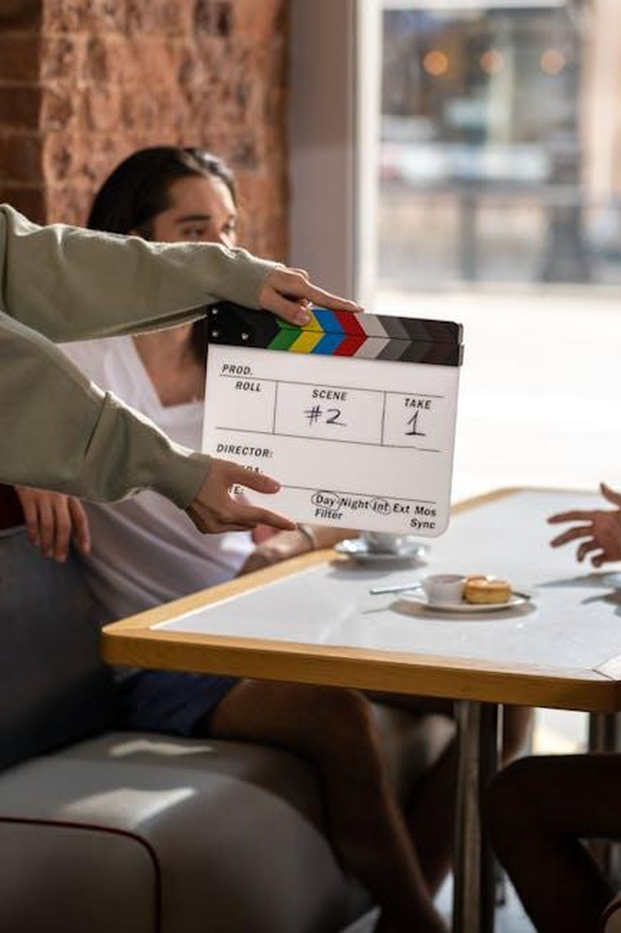 Commenti_dei_coregisti_su_Jack_Quaid_Cz4UtK4SEE - Confidenze24 Source: Ron Lach - pexels - Film crew sets up with a clapperboard on a movie set, capturing a candid moment.