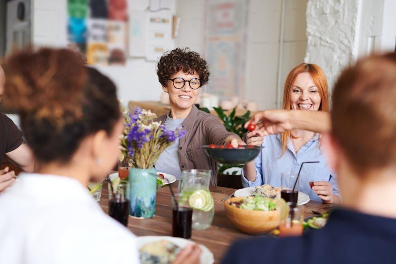 Commenti_dei_fan_sulla_riunione_igIiUk3vMZ - Confidenze24 Source: fauxels - pexels - A happy group of friends and family enjoying a meal together indoors. Perfect for themes of togetherness and joy.