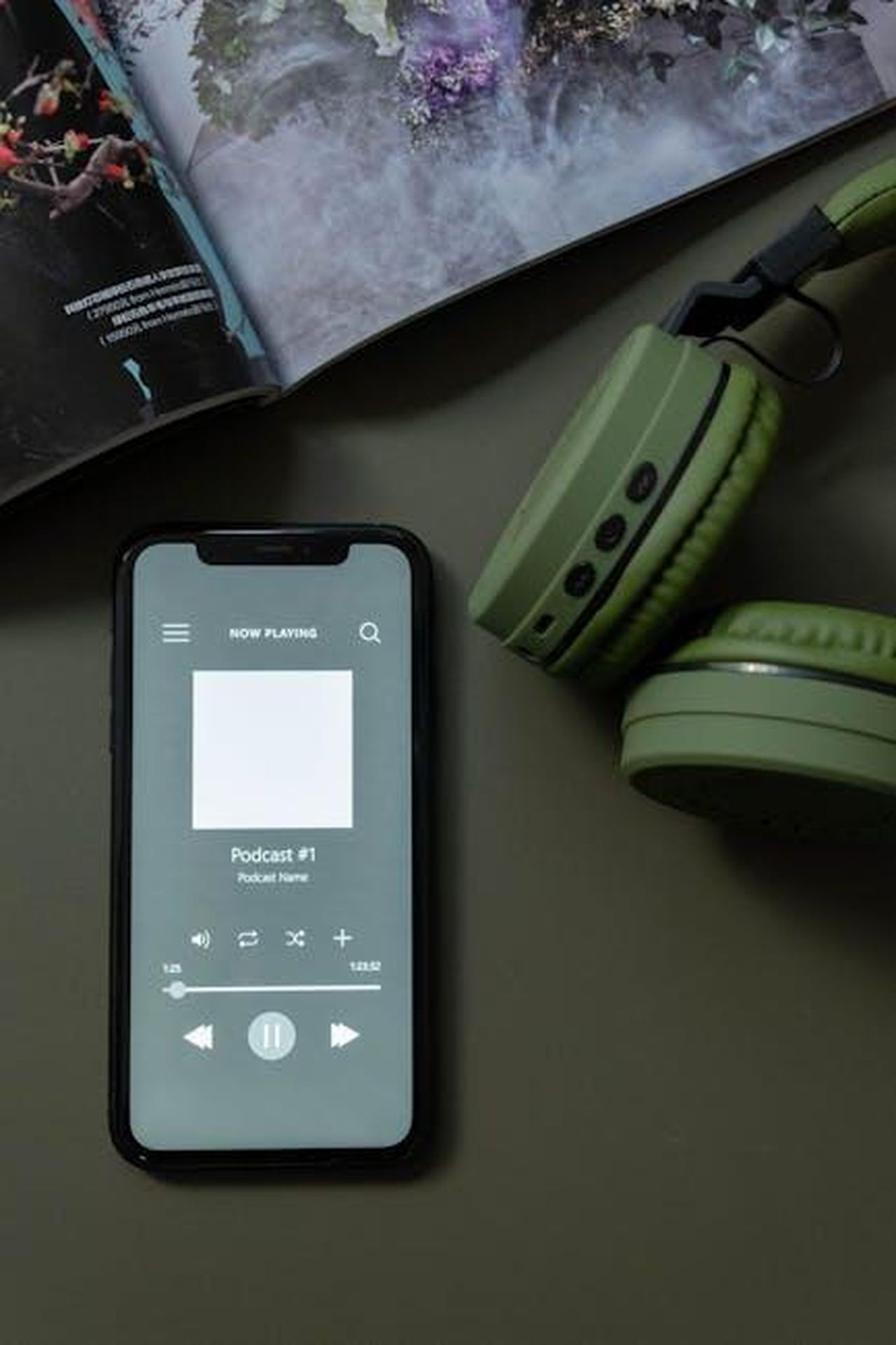 Commenti_della_settimana_3630_fino_alla_fine_Gi82xyPU2T - Confidenze24 Source: cottonbro studio - pexels - Modern smartphone and green headphones next to a magazine, showcasing technology and lifestyle.