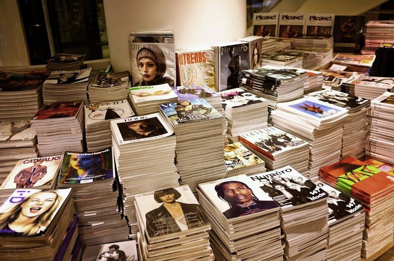 Commenti_su_altri_argomenti_di_attualit_llN0klN22h - Confidenze24 Source: Pixabay - pexels - Huge stacks of diverse fashion and lifestyle magazines piled high in an indoor store setting.