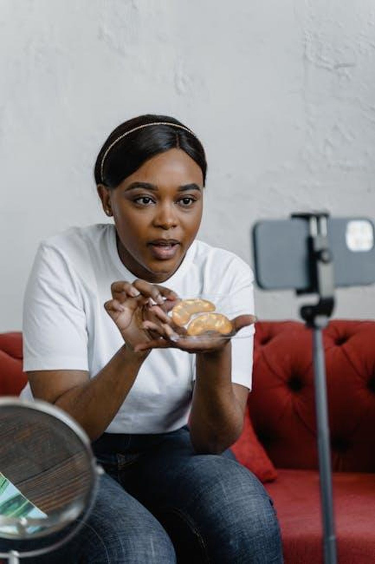 Conclusioni_sulla_Crema_Ricca_BIwfl4YiOc - Confidenze24 Source: Tima Miroshnichenko - pexels - African American woman demonstrating under eye patches in a beauty vlog recording session.