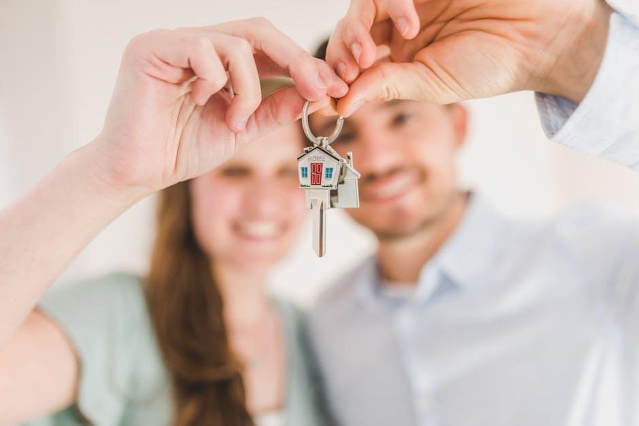Condizioni_della_Risoluzione_PymwnnO2M1 - Confidenze24 Source: RDNE Stock project - pexels - Young couple holding keys to their new home, symbolizing a fresh start and investment in real estate.