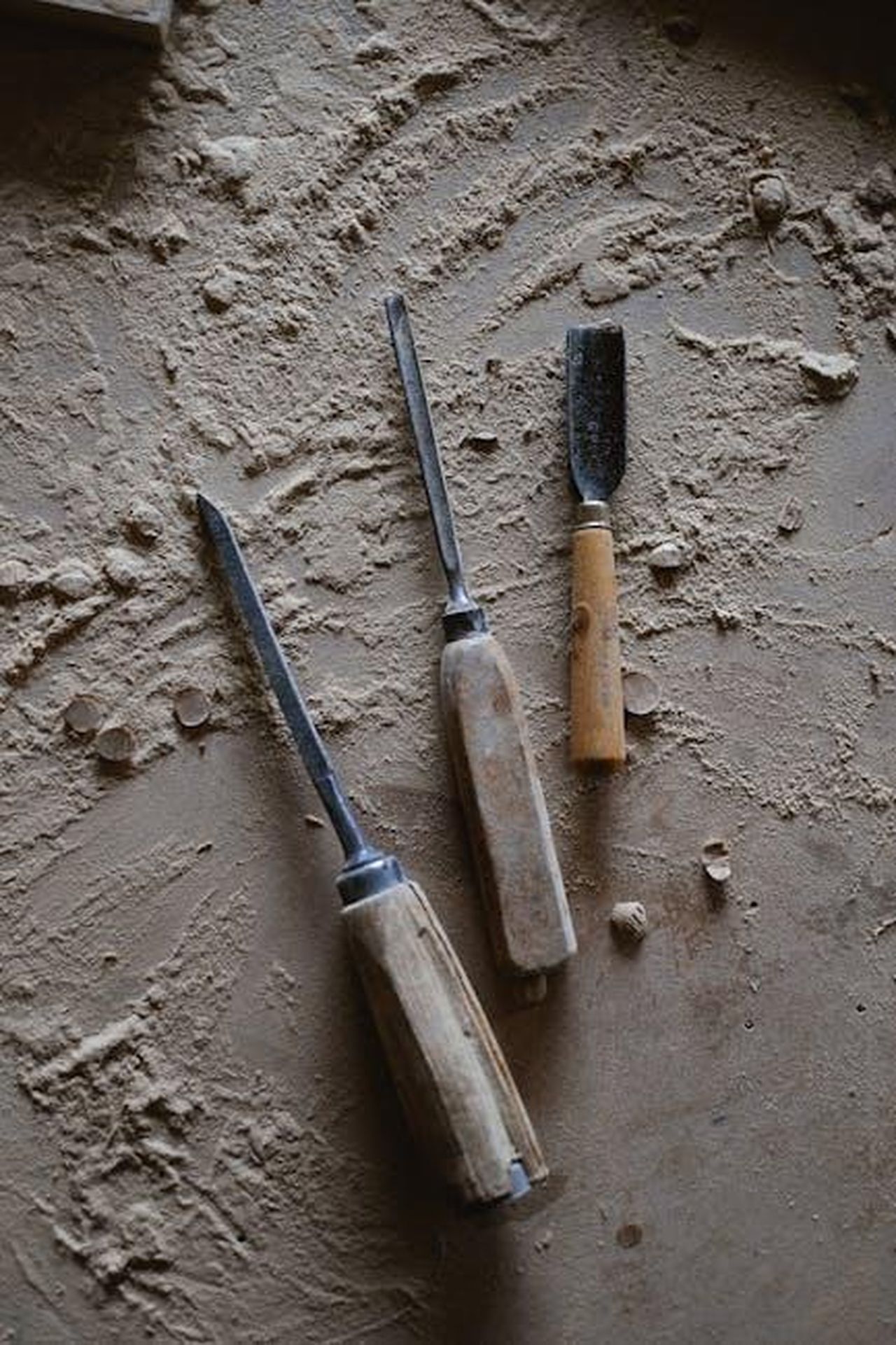 Consigli_per_la_cura_degli_utensili_in_legno_UasFvMYW8U - Confidenze24 Source: Anna Shvets - pexels - Top view of different special tools for carving wood with wooden handles placed on messy table with shavings in professional joinery