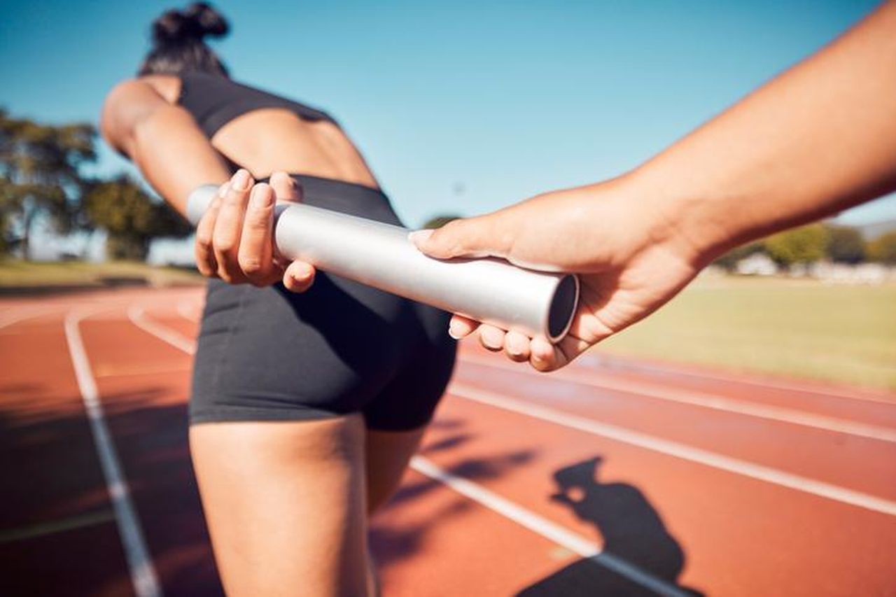 Controversia_in_pista_atleta_colpita_da_un_bastone_o7y5hq56e8 - Confidenze24 Source: PeopleImages / Getty - - Donna che tiene un bastone per una gara di staffetta