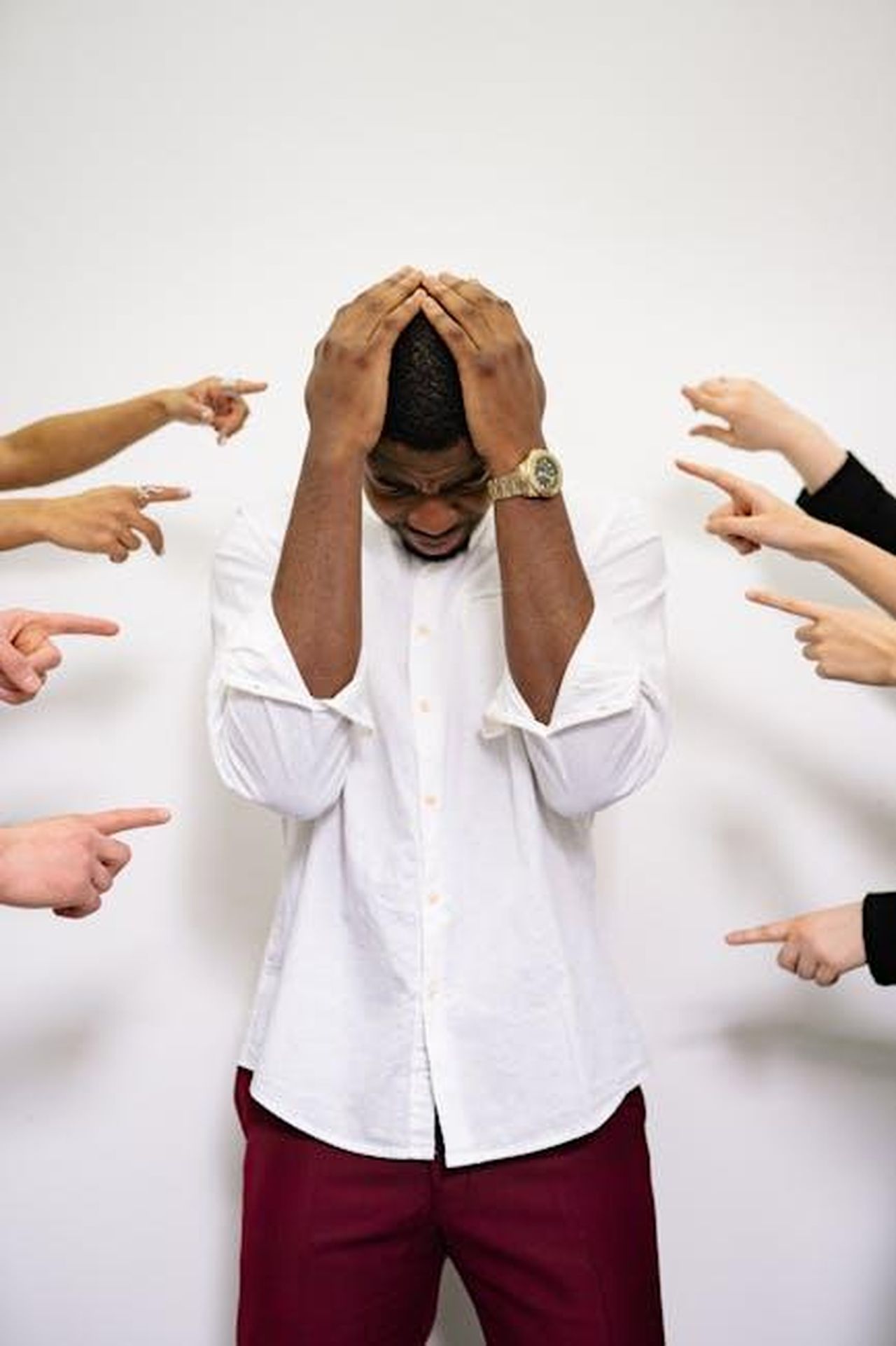 Controversia_sequestro_l4GaNZIPZc - Confidenze24 Source: Yan Krukau - pexels - Frustrated man under stress as multiple hands point accusatory fingers at him.