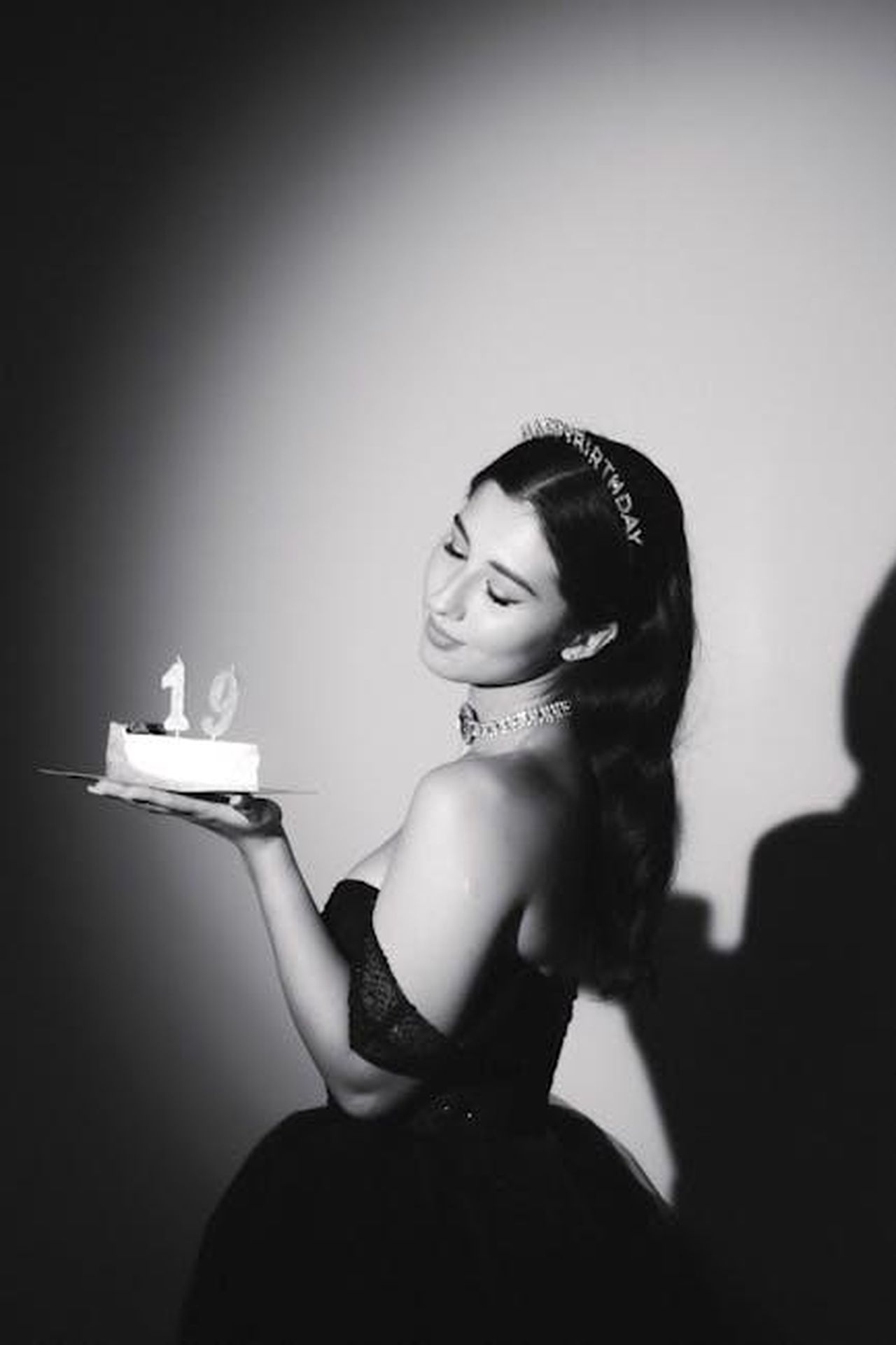 Controversie_recenti_e_il_desiderio_di_un_cambiamento_XGYObG3Cnu - Confidenze24 Source: Dasha - pexels - Young woman celebrating her 19th birthday with a cake in an elegant black dress.